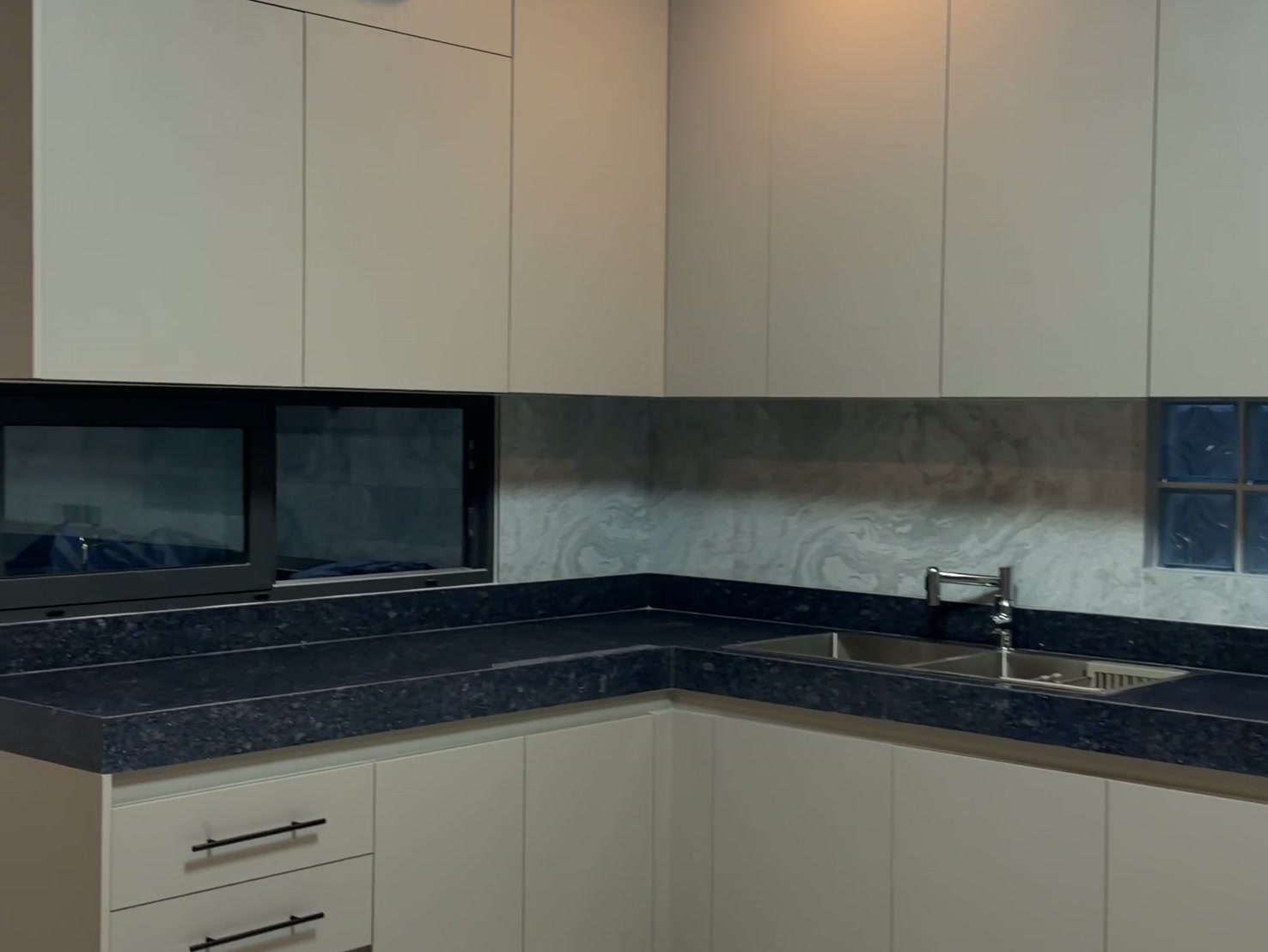 ครัวบิลท์อินโทนเข้ม งานติดตั้งจริงตรงตามแบบ 3D โดย IDEA HOME